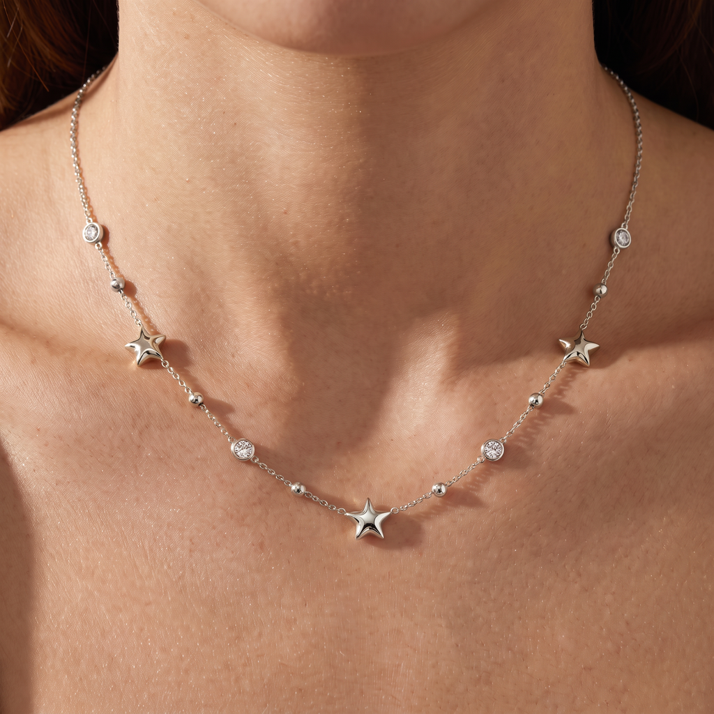 Collier étoile à strass sur chaîne, porté, argenté