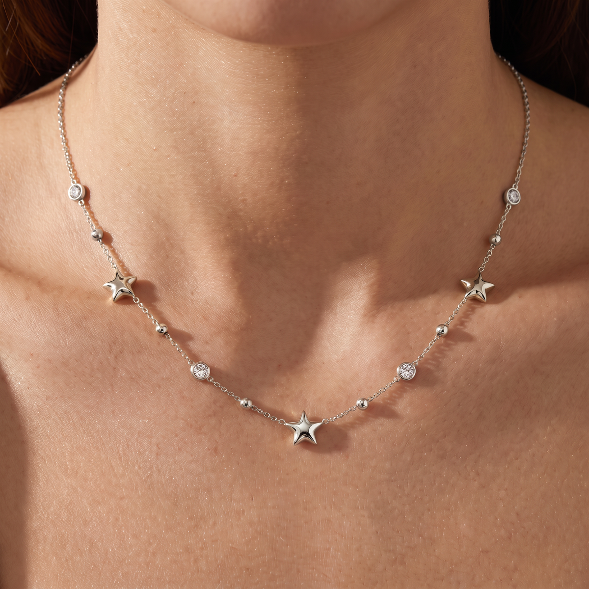 Collier étoile à strass sur chaîne, porté, argenté