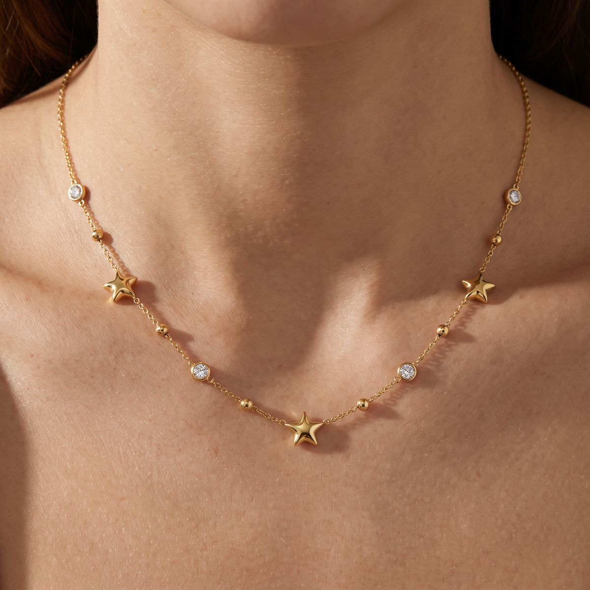 Collier étoile à strass sur chaîne, porté, doré