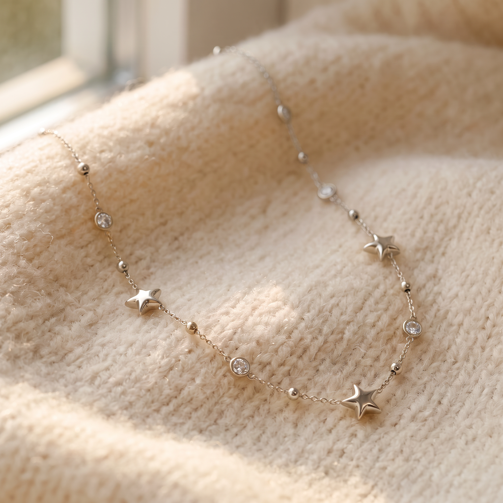Collier étoile à strass sur chaîne, porté en tenue, argenté