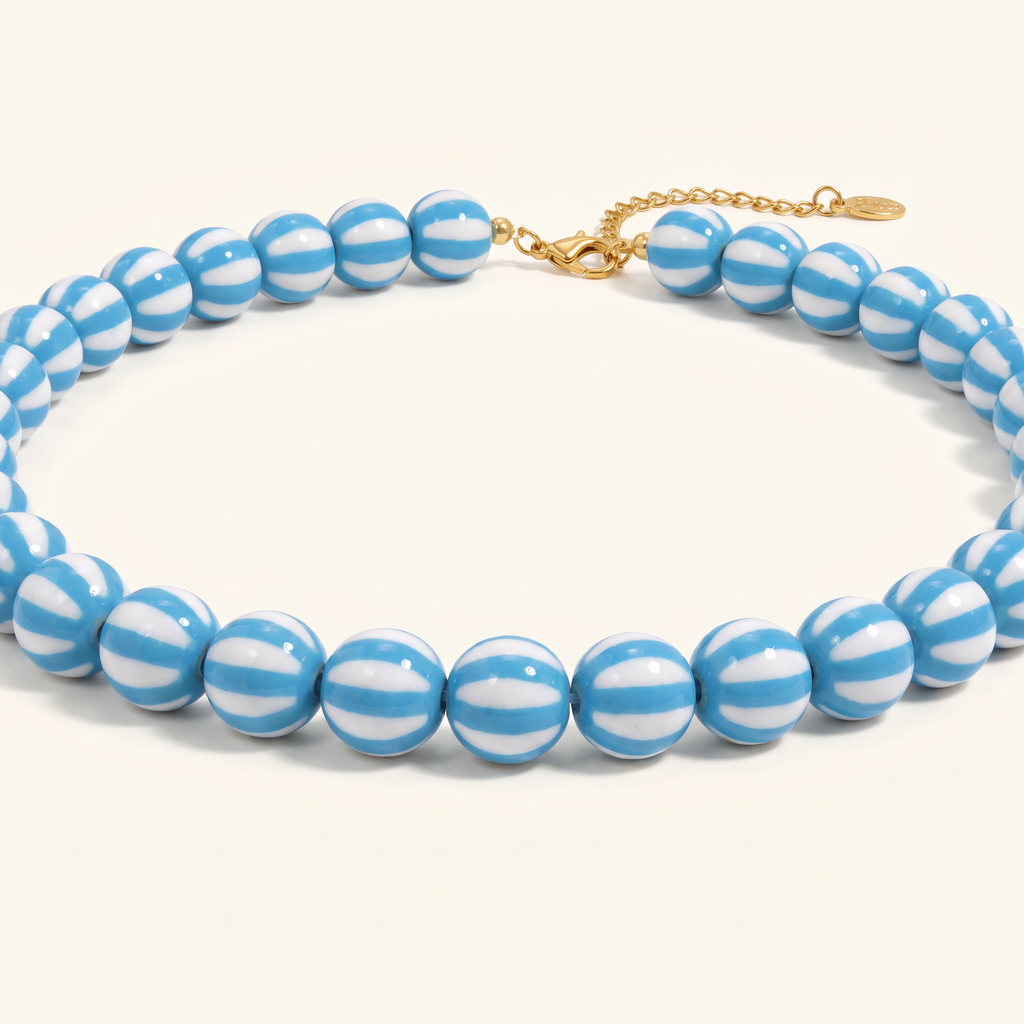 Collier de perles rayé en couleurs, détail du motif, bleu