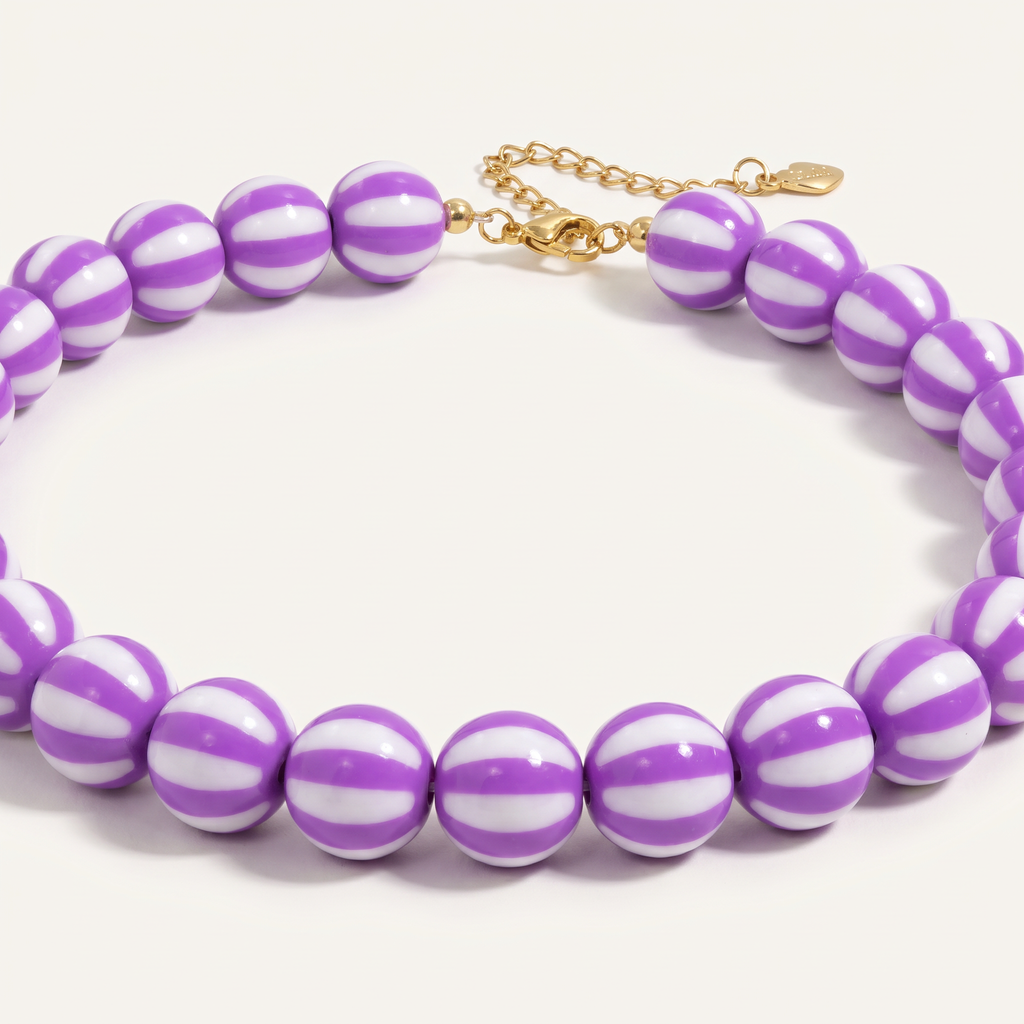 Collier de perles rayé en couleurs, détail du motif, violet
