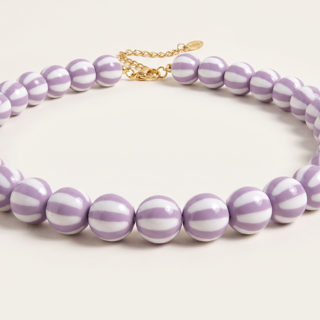 Collier de perles rayé en couleurs, détail du motif, violet clair