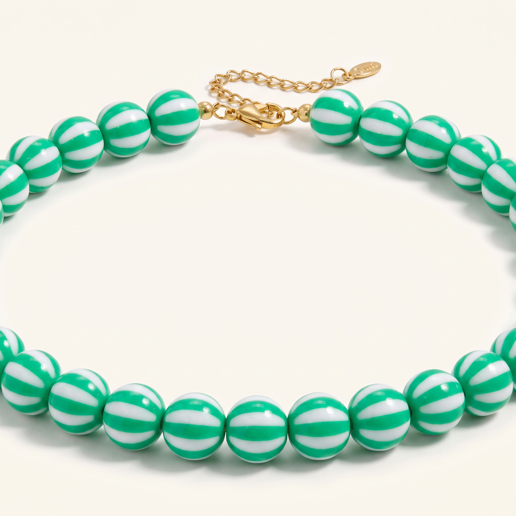 Collier de perles rayé en couleurs, détail du motif, vert
