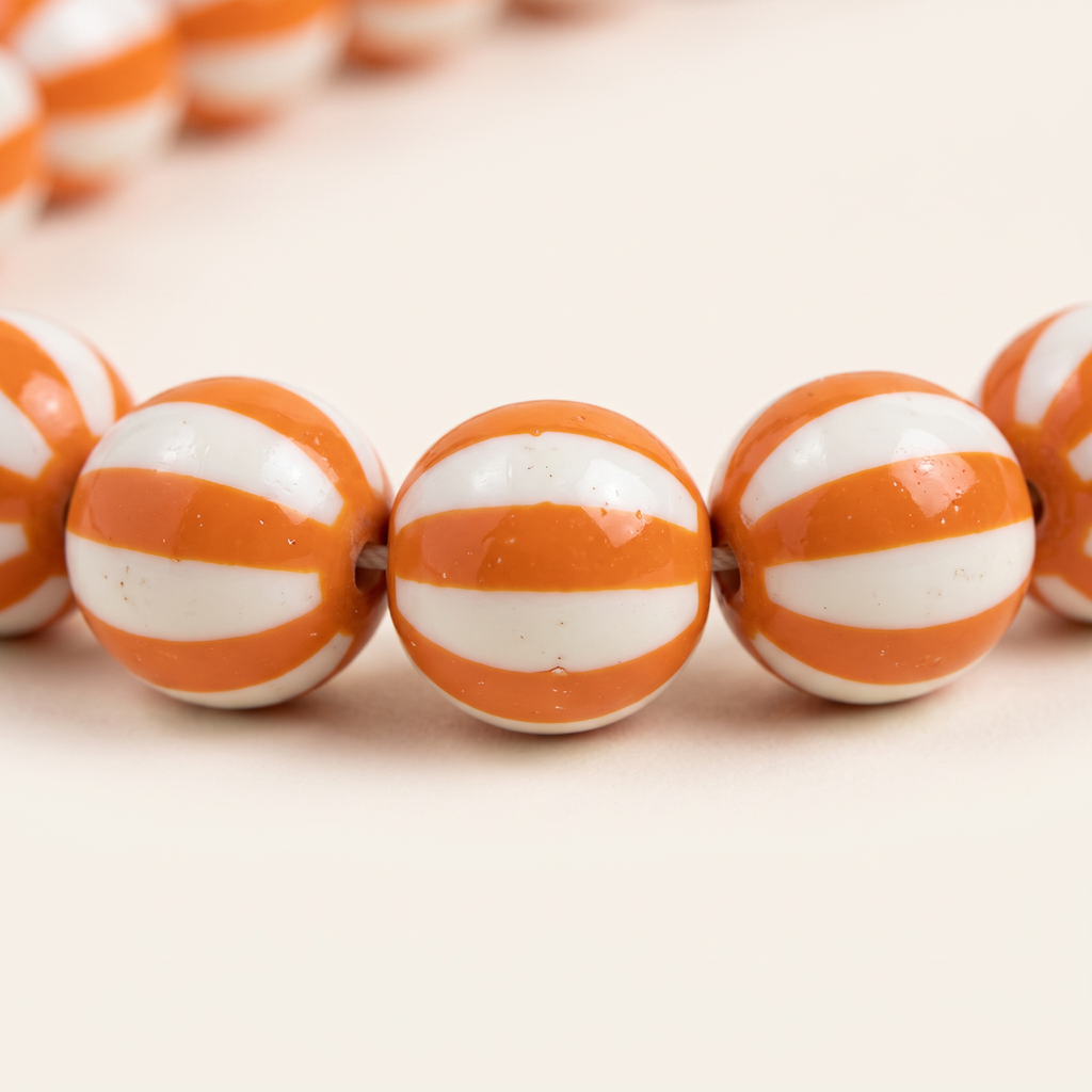 Collier de perles rayé en couleurs, détail du motif