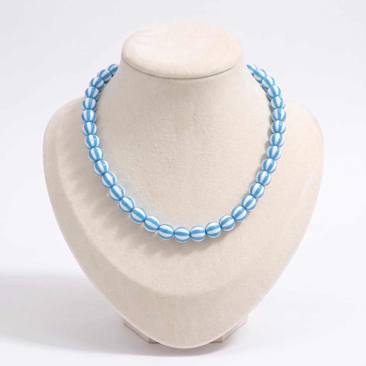 Collier de perles rayé en couleurs, vue de face, bleu