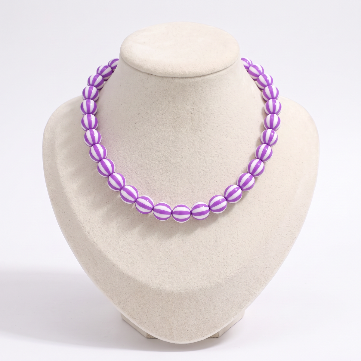 Collier de perles rayé en couleurs, vue de face, violet