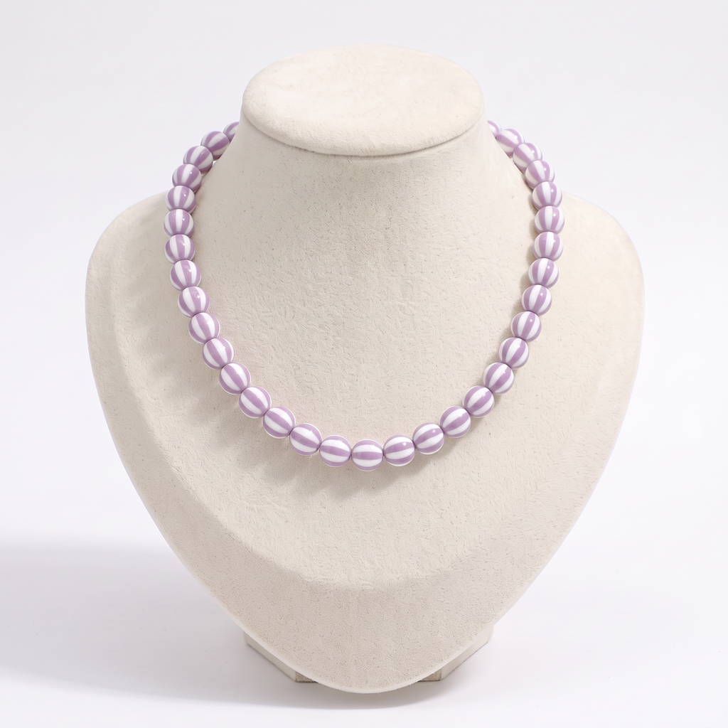 Collier de perles rayé en couleurs, vue de face, violet clair