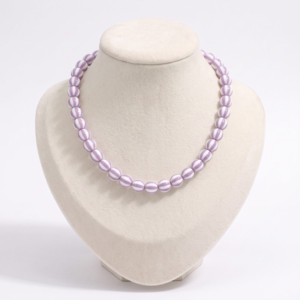 Collier de perles rayé en couleurs, vue de face, violet clair