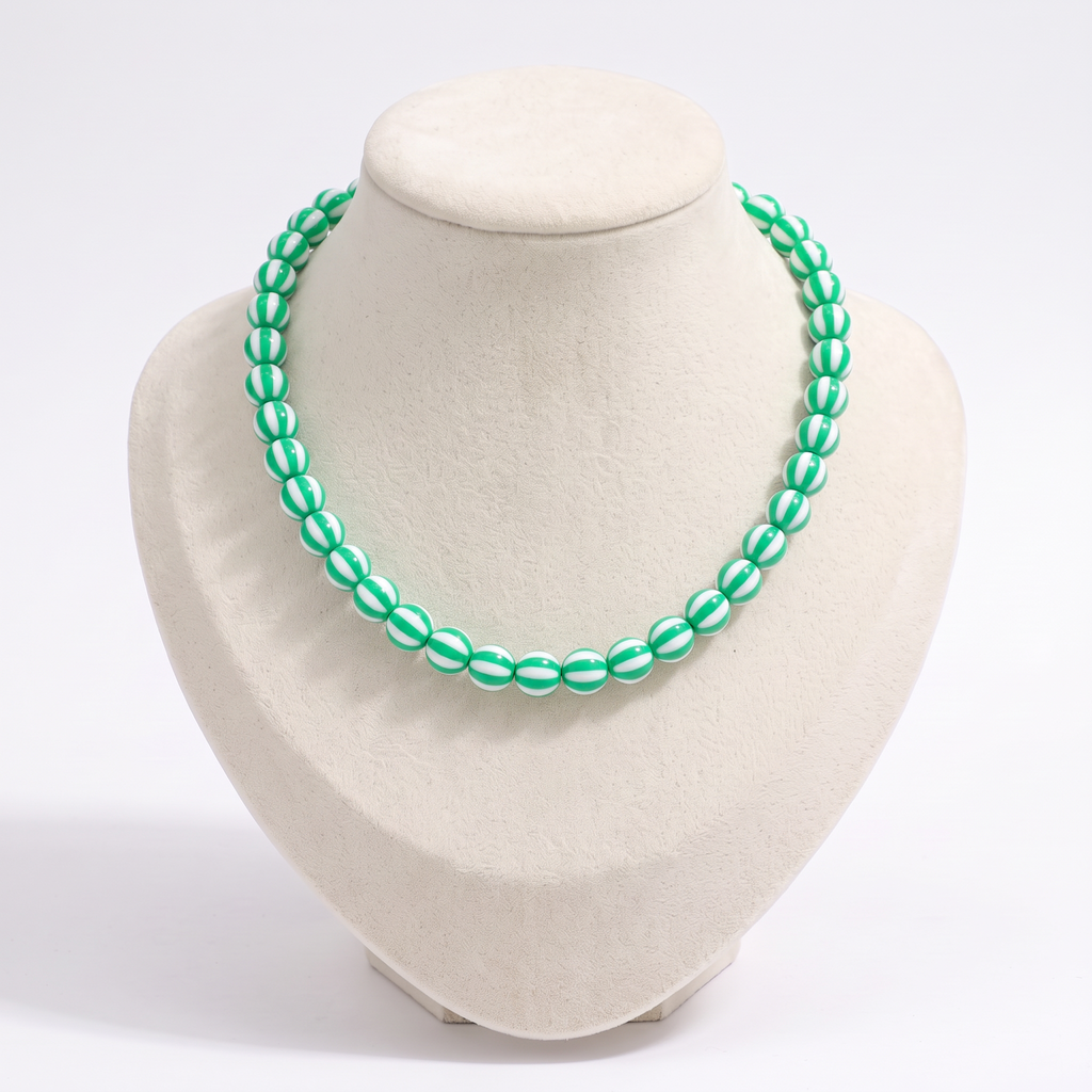 Collier de perles rayé en couleurs, vue de face, vert