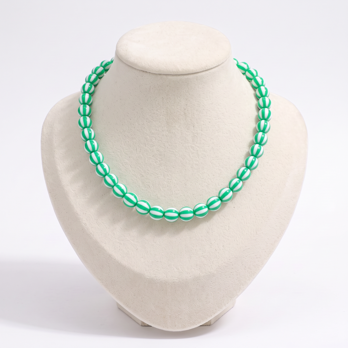 Collier de perles rayé en couleurs, vue de face, vert