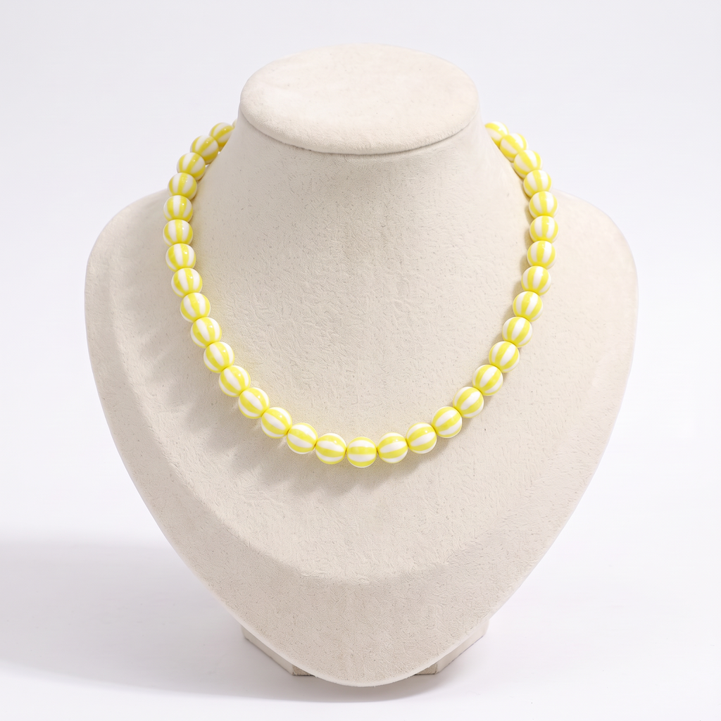 Collier de perles rayé en couleurs, vue de face, jaune