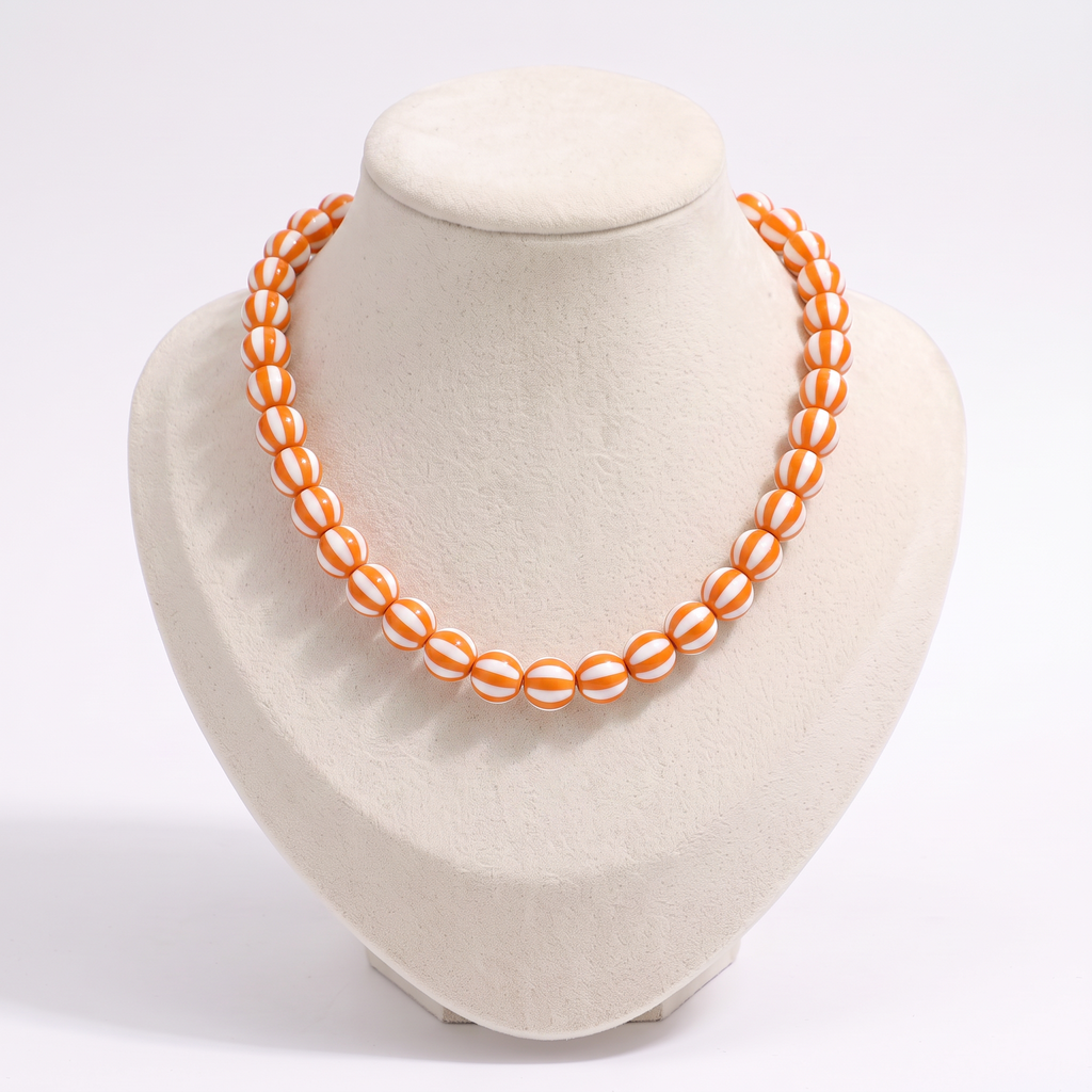 Collier de perles rayé en couleurs, vue de face