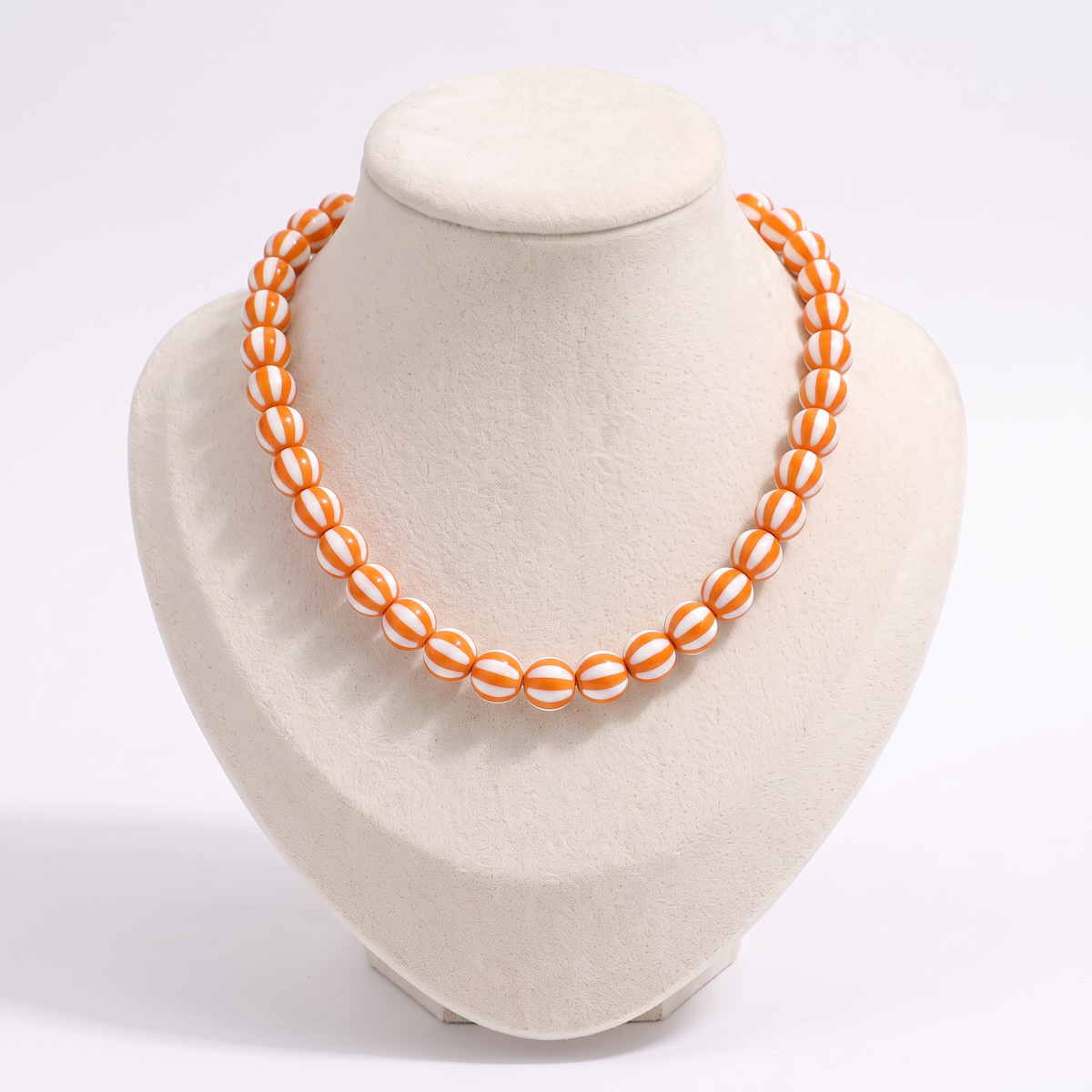 Collier de perles rayé en couleurs, vue de face