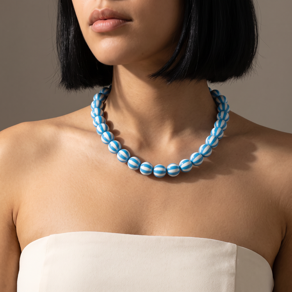 Collier de perles rayé en couleurs, porté mi-corps, bleu