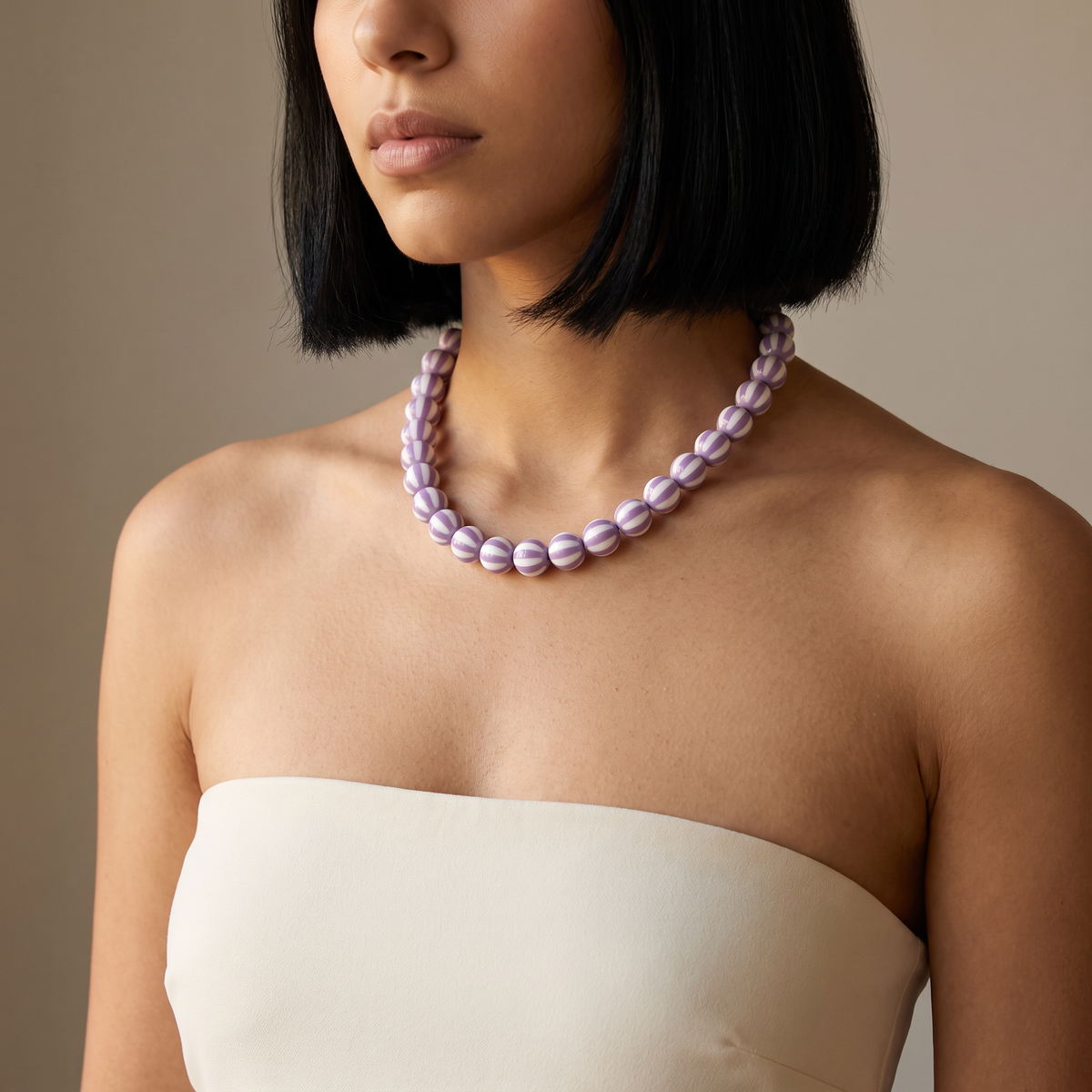 Collier de perles rayé en couleurs, porté mi-corps, violet clair