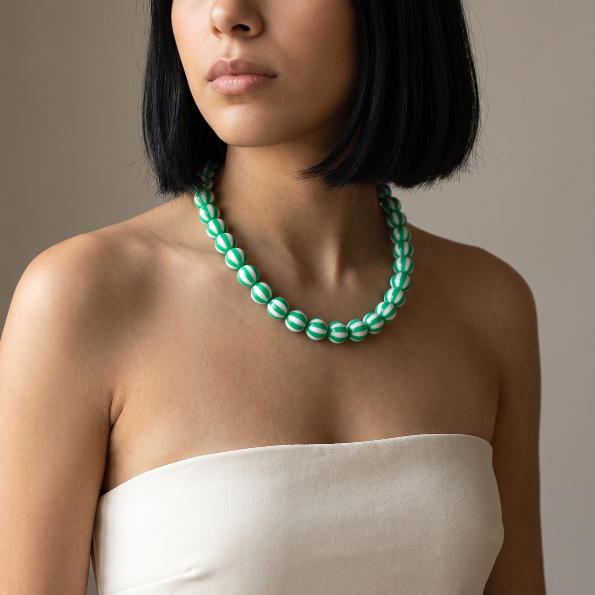 Collier de perles rayé en couleurs, porté mi-corps, vert