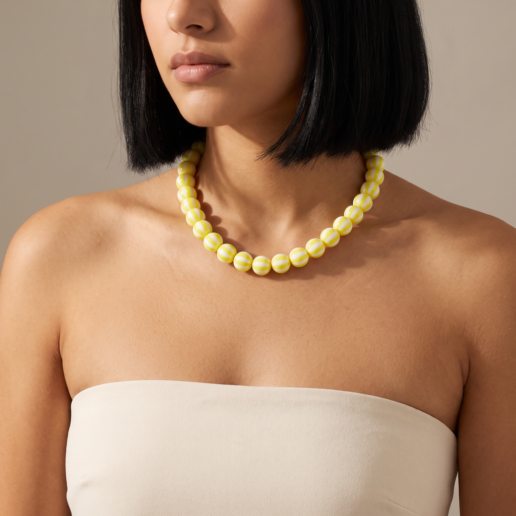 Collier de perles rayé en couleurs, porté mi-corps, jaune