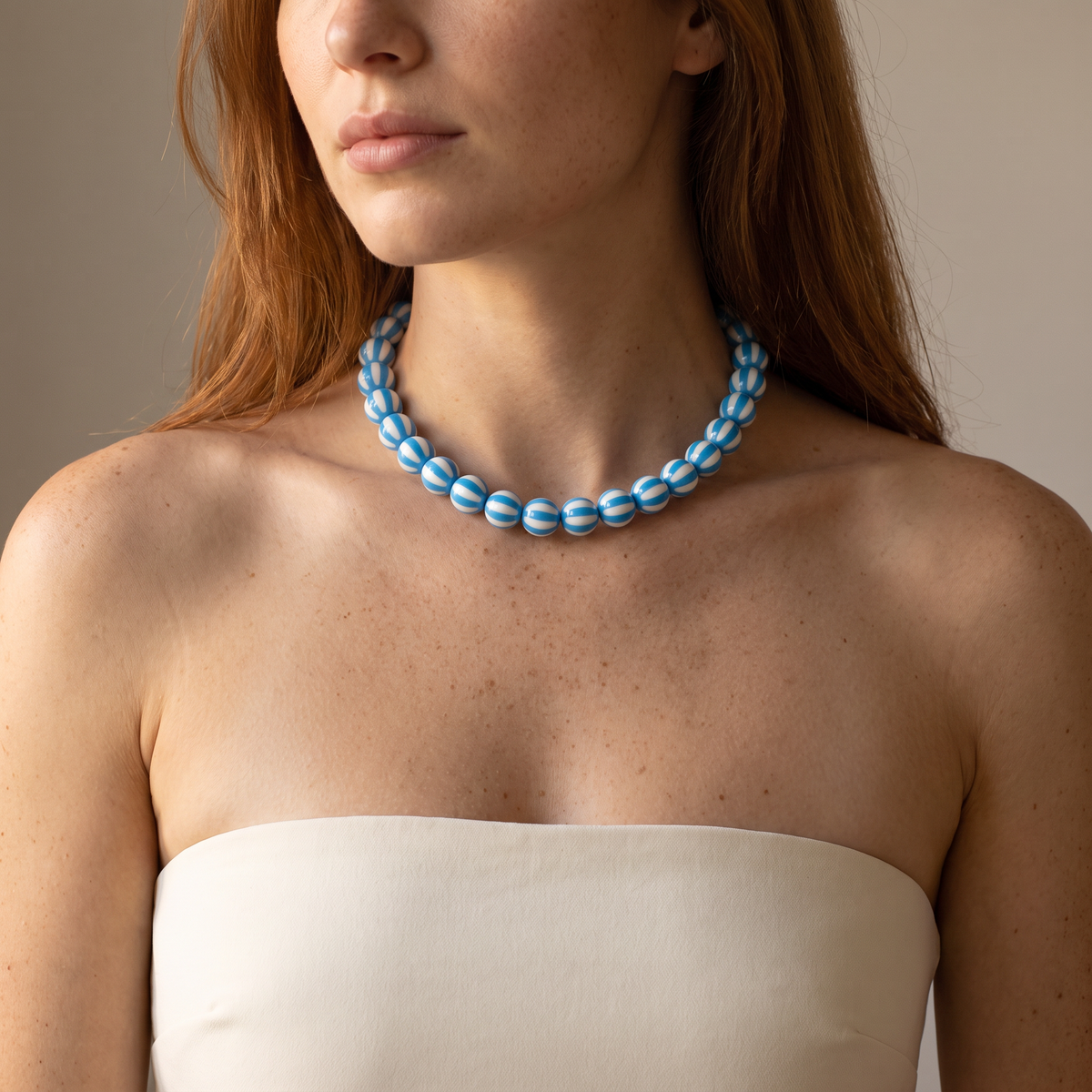 Collier de perles rayé en couleurs, porté mi-corps