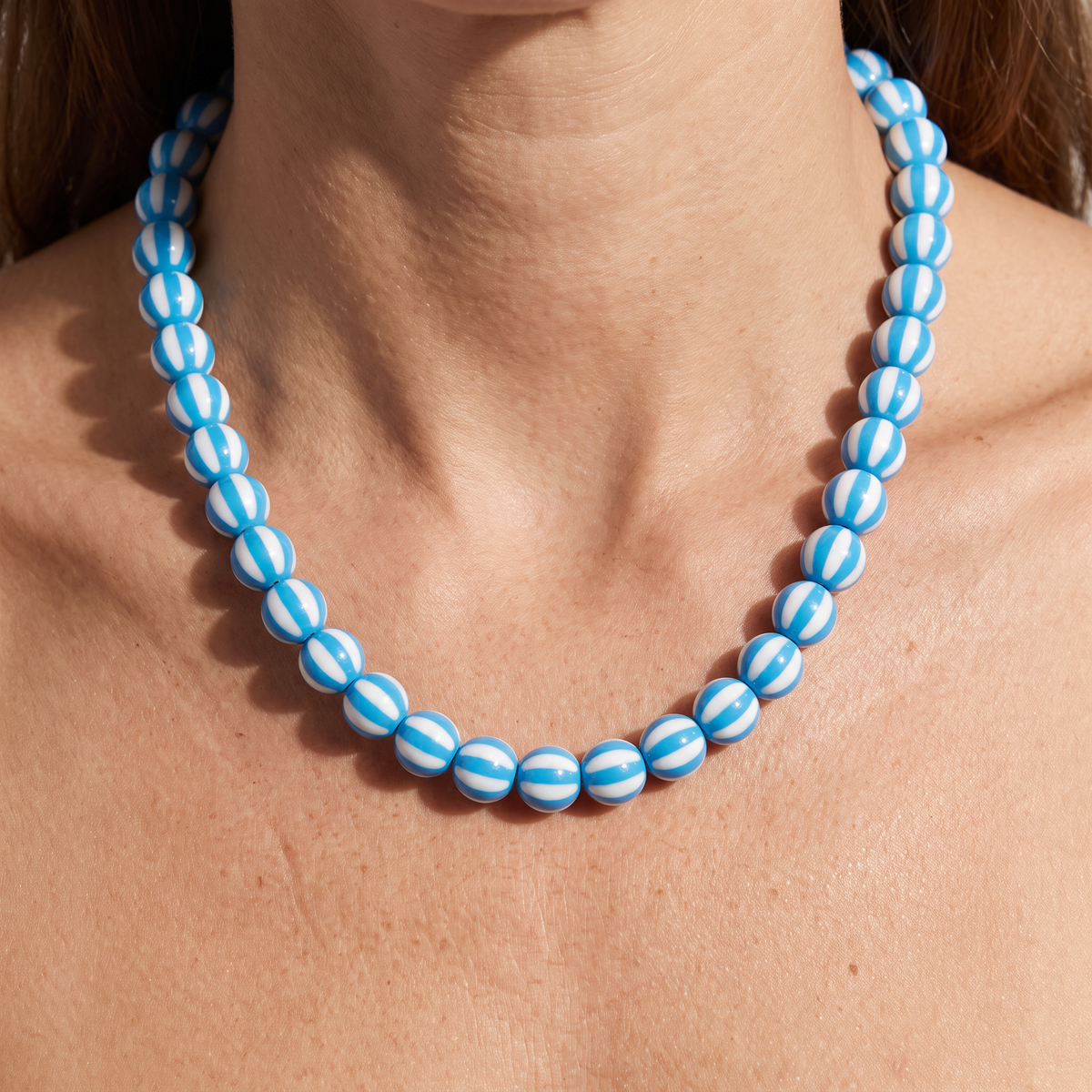 Collier de perles rayé en couleurs, porté, bleu