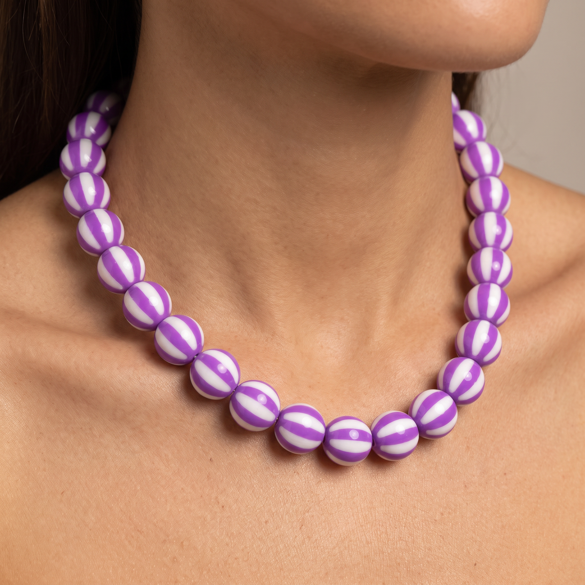 Collier de perles rayé en couleurs, porté, violet