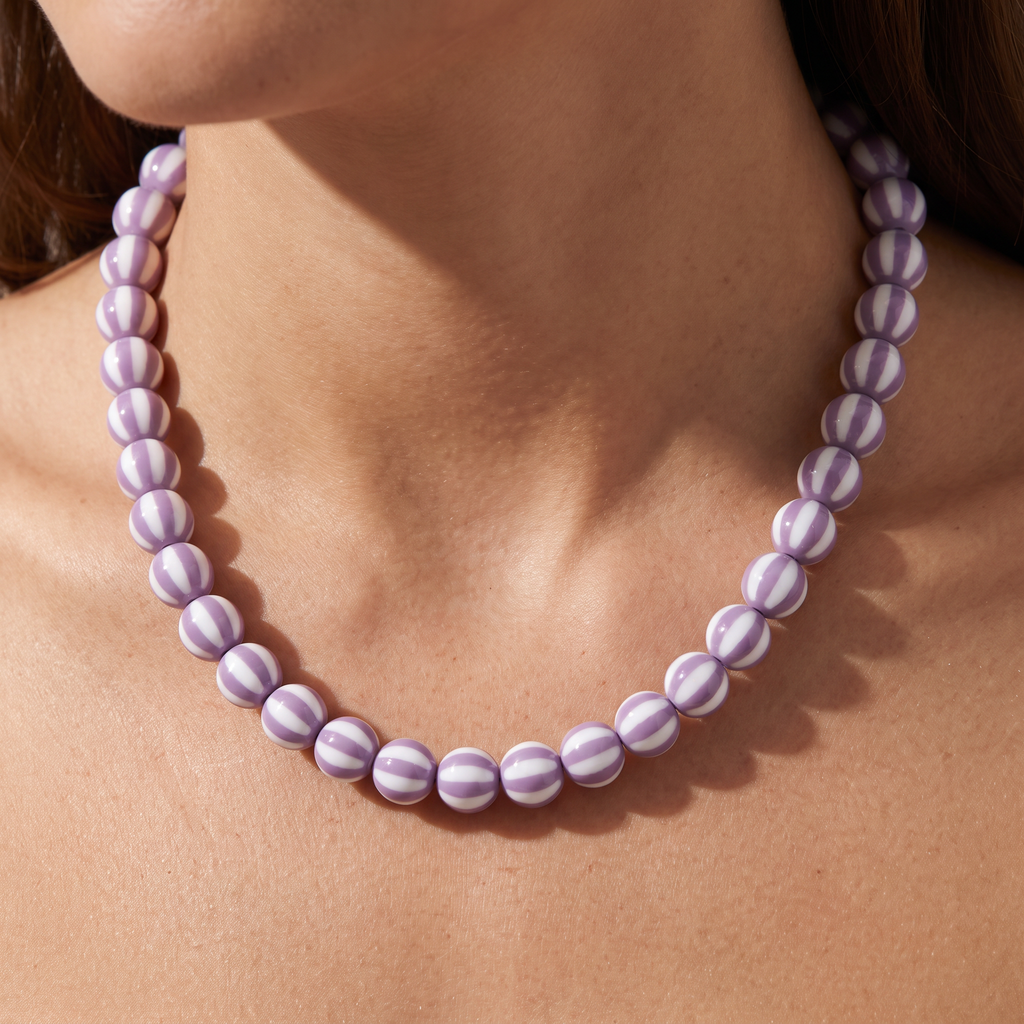 Collier de perles rayé en couleurs, porté, violet clair