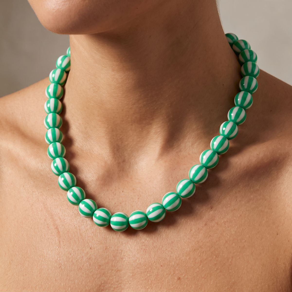 Collier de perles rayé en couleurs, porté, vert