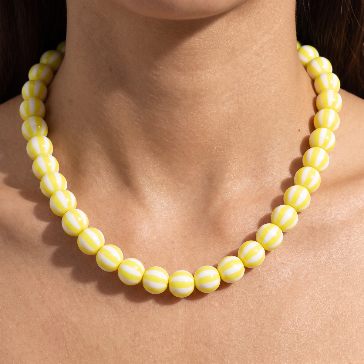 Collier de perles rayé en couleurs, porté, jaune