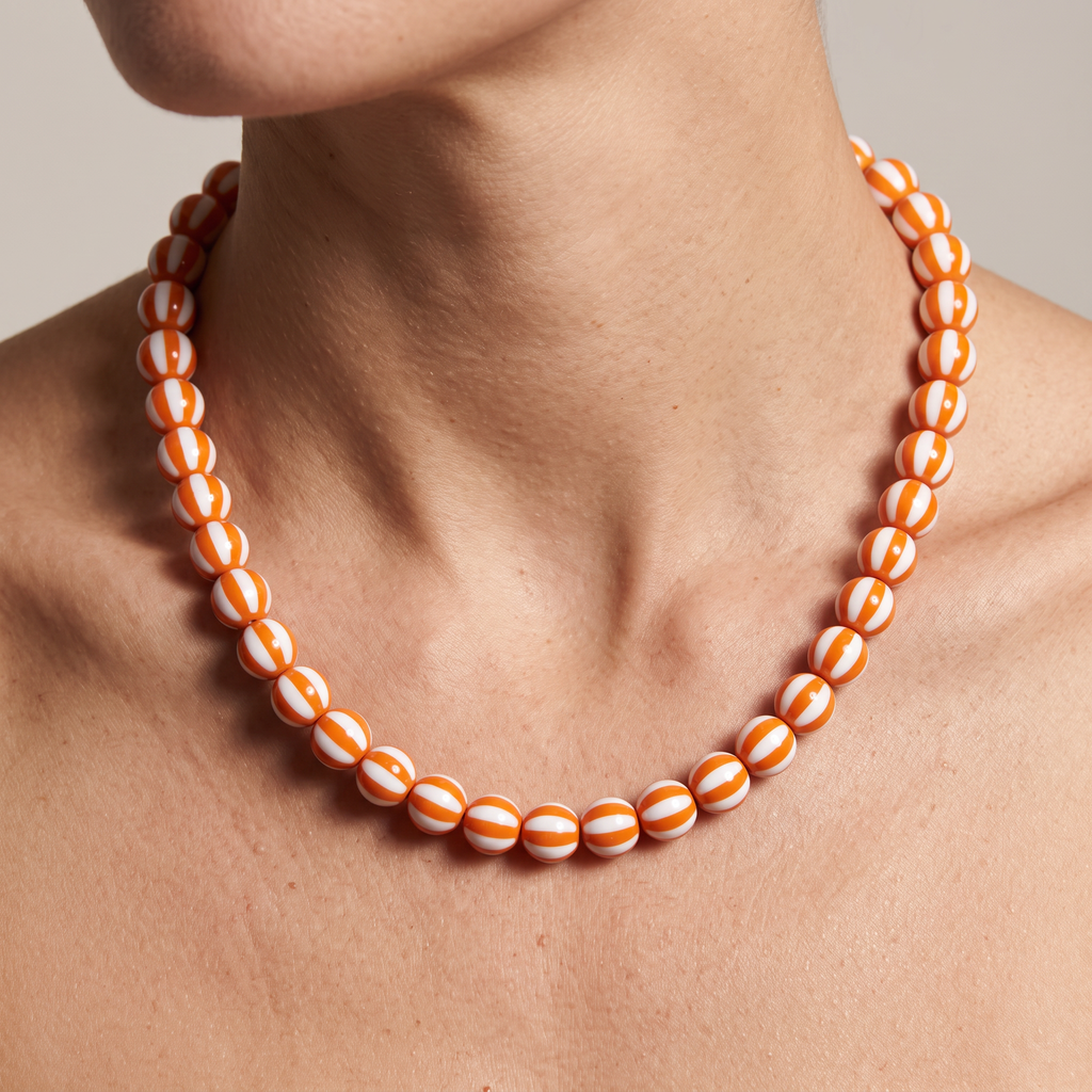 Collier de perles rayé en couleurs, porté