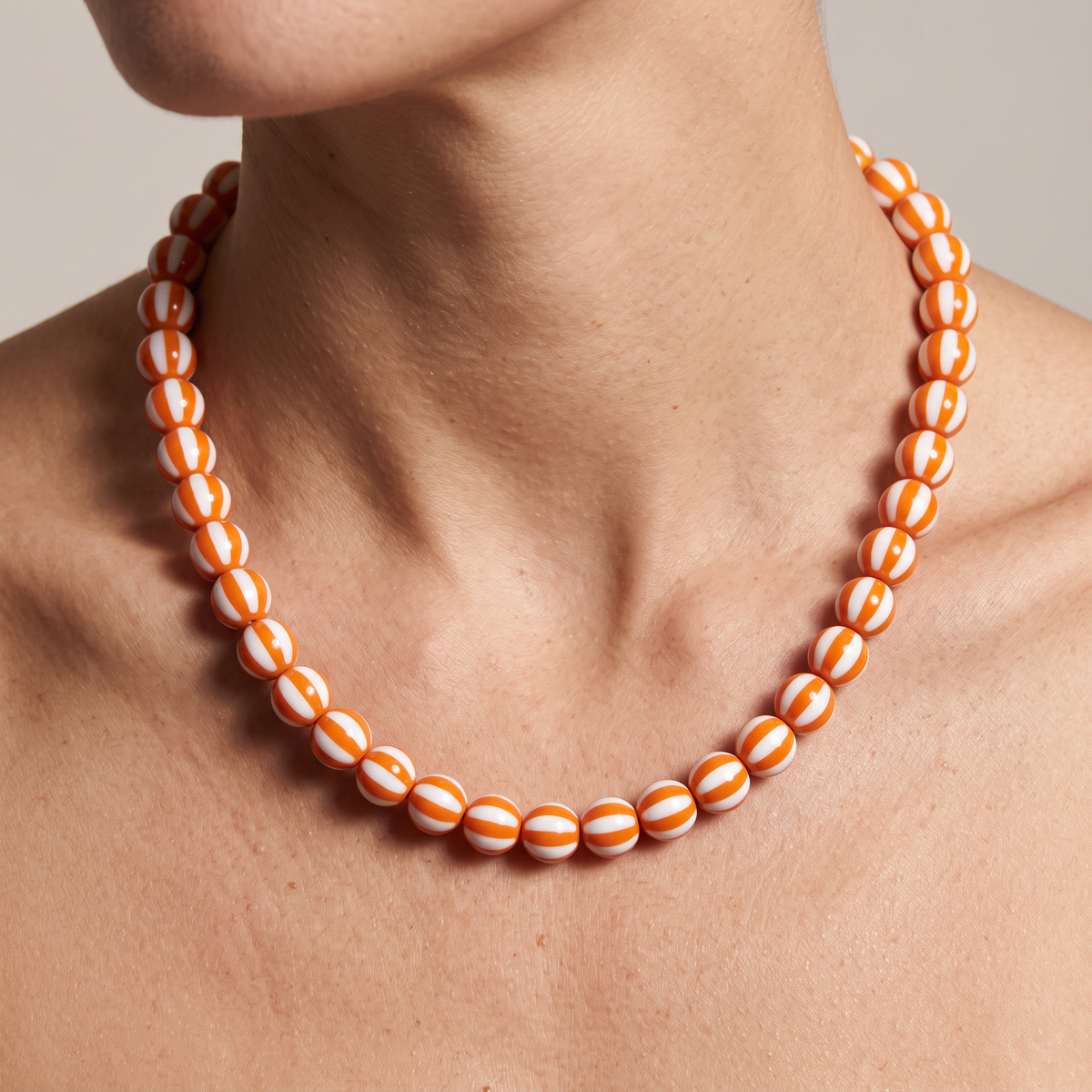 Collier de perles rayé en couleurs, porté