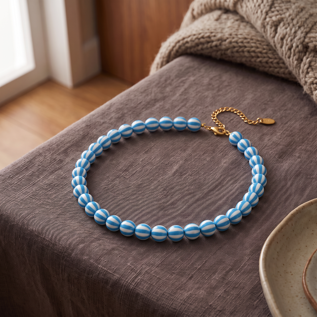Collier de perles rayé en couleurs, porté en tenue, bleu