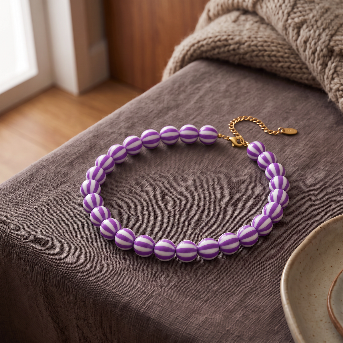 Collier de perles rayé en couleurs, porté en tenue, violet