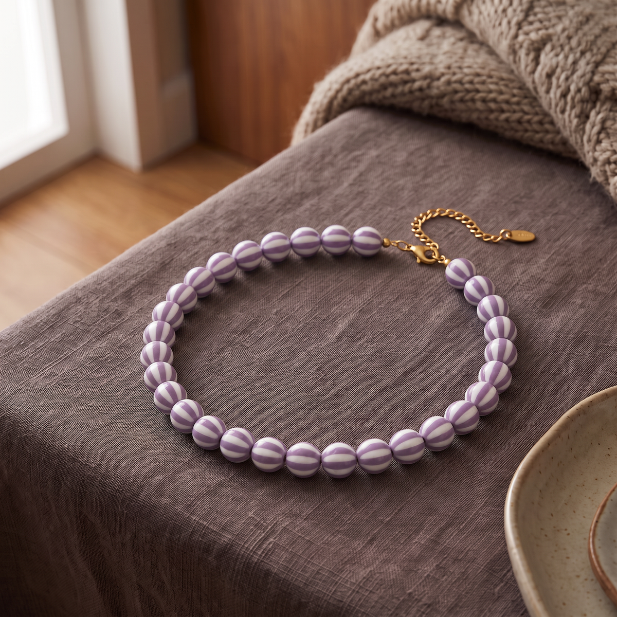 Collier de perles rayé en couleurs, porté en tenue, violet clair