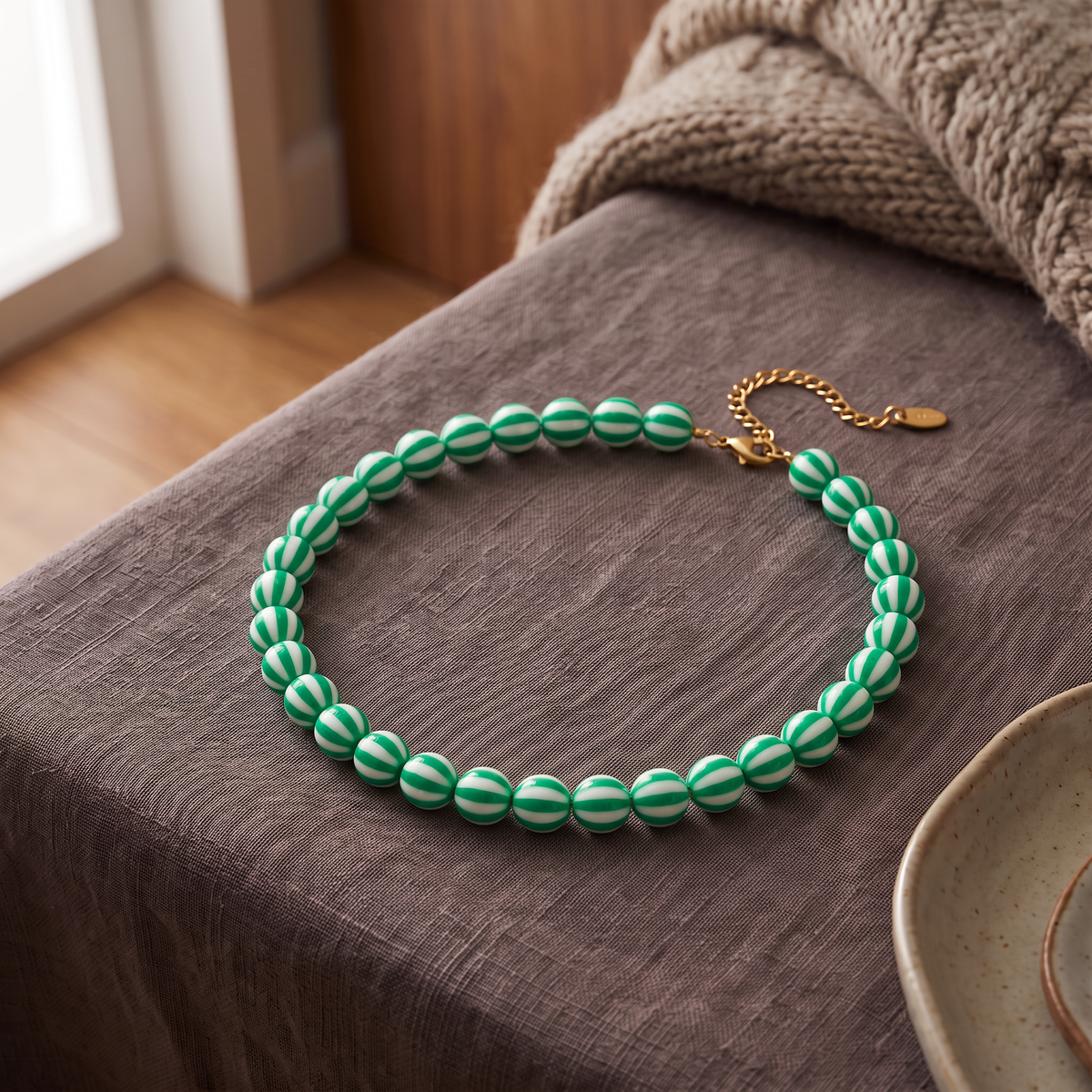 Collier de perles rayé en couleurs, porté en tenue, vert