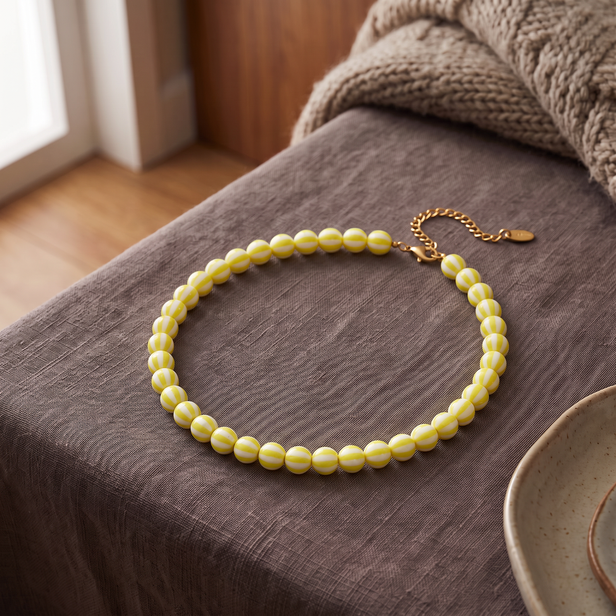 Collier de perles rayé en couleurs, porté en tenue, jaune