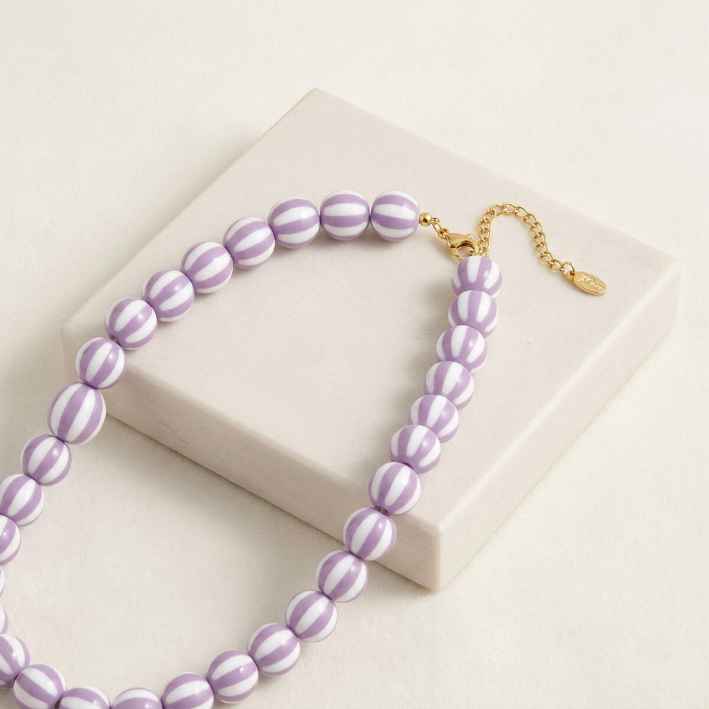 Collier de perles rayé en couleurs — Violet clair