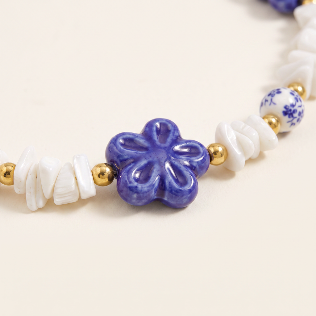 Collier fleur bleu en perles, détail du motif