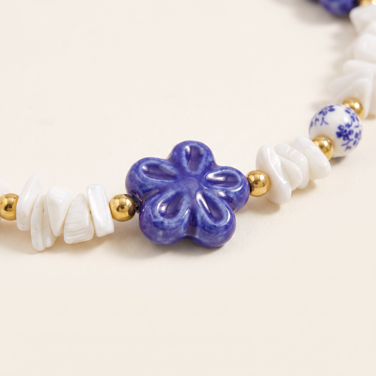 Collier fleur bleu en perles, détail du motif