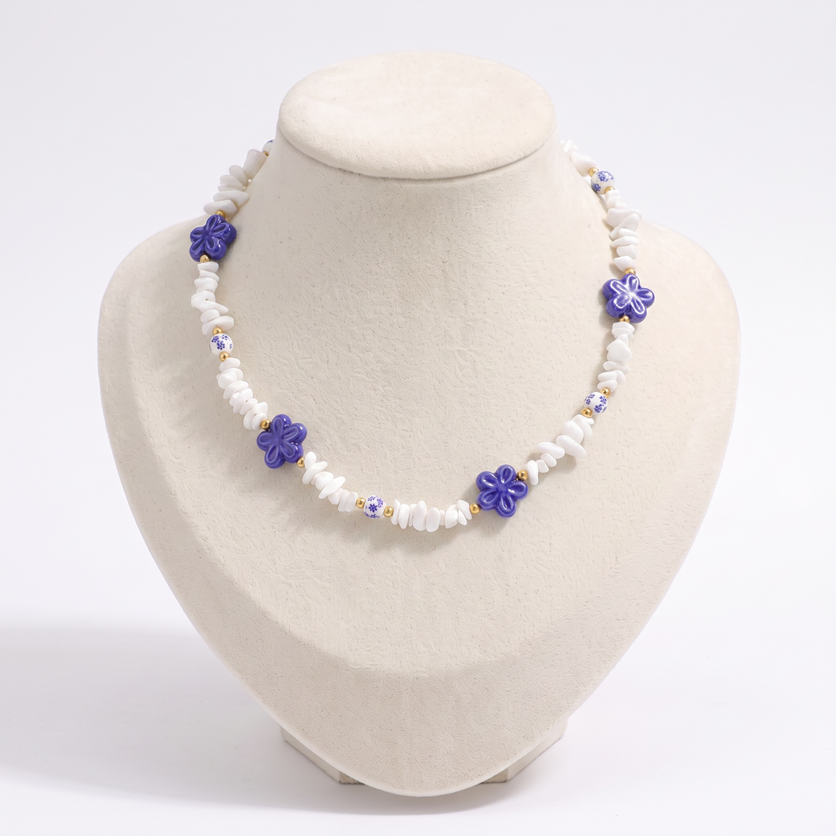 Collier fleur bleu en perles, vue de face