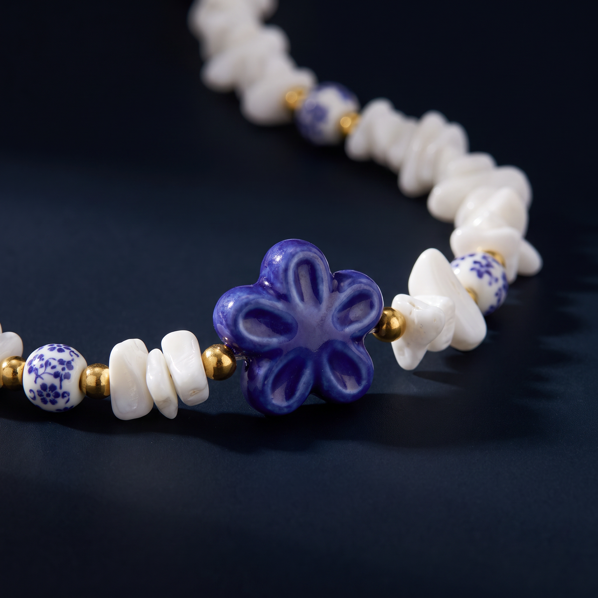 Collier fleur bleu en perles, motif en gros plan