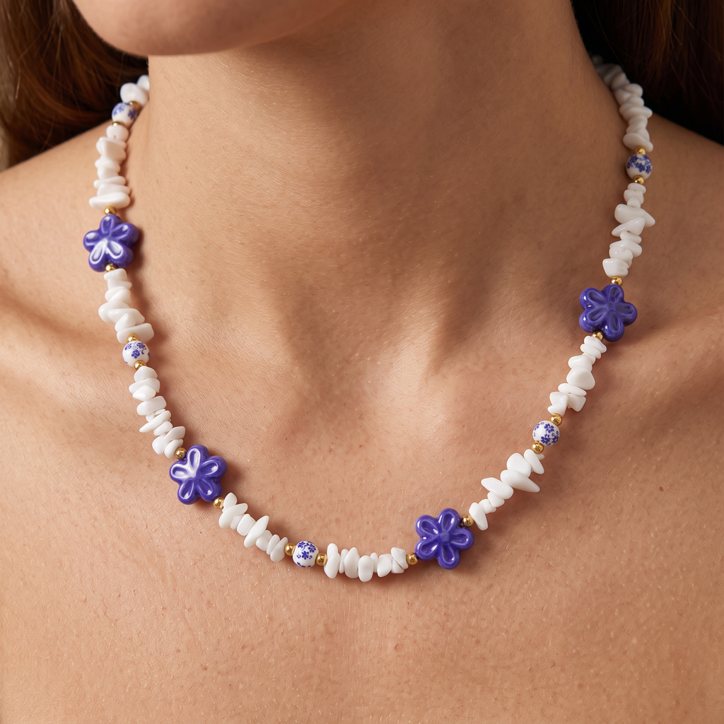 Collier fleur bleu en perles, porté