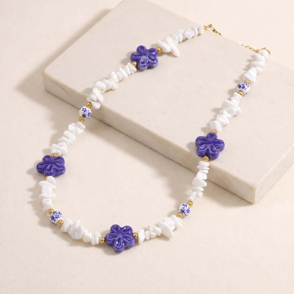 Collier fleur bleu en perles — Blanc