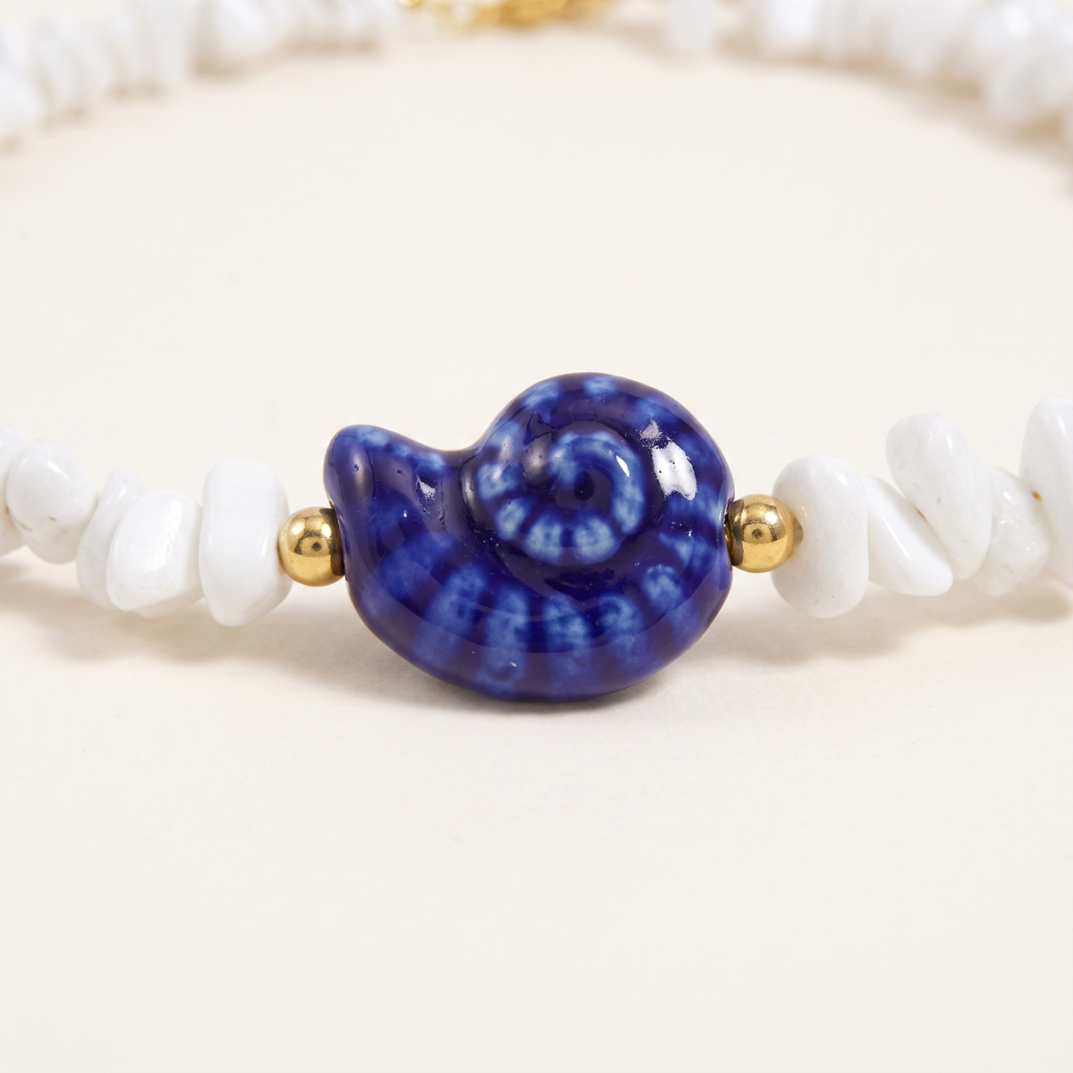 Collier coquillage esprit azulejos bleu en perles, détail du motif