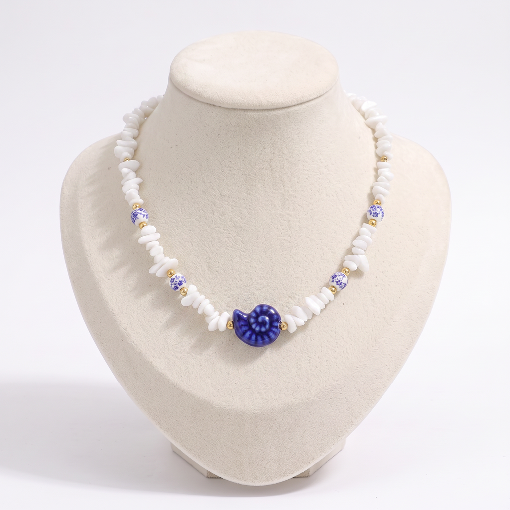 Collier coquillage esprit azulejos bleu en perles, vue de face