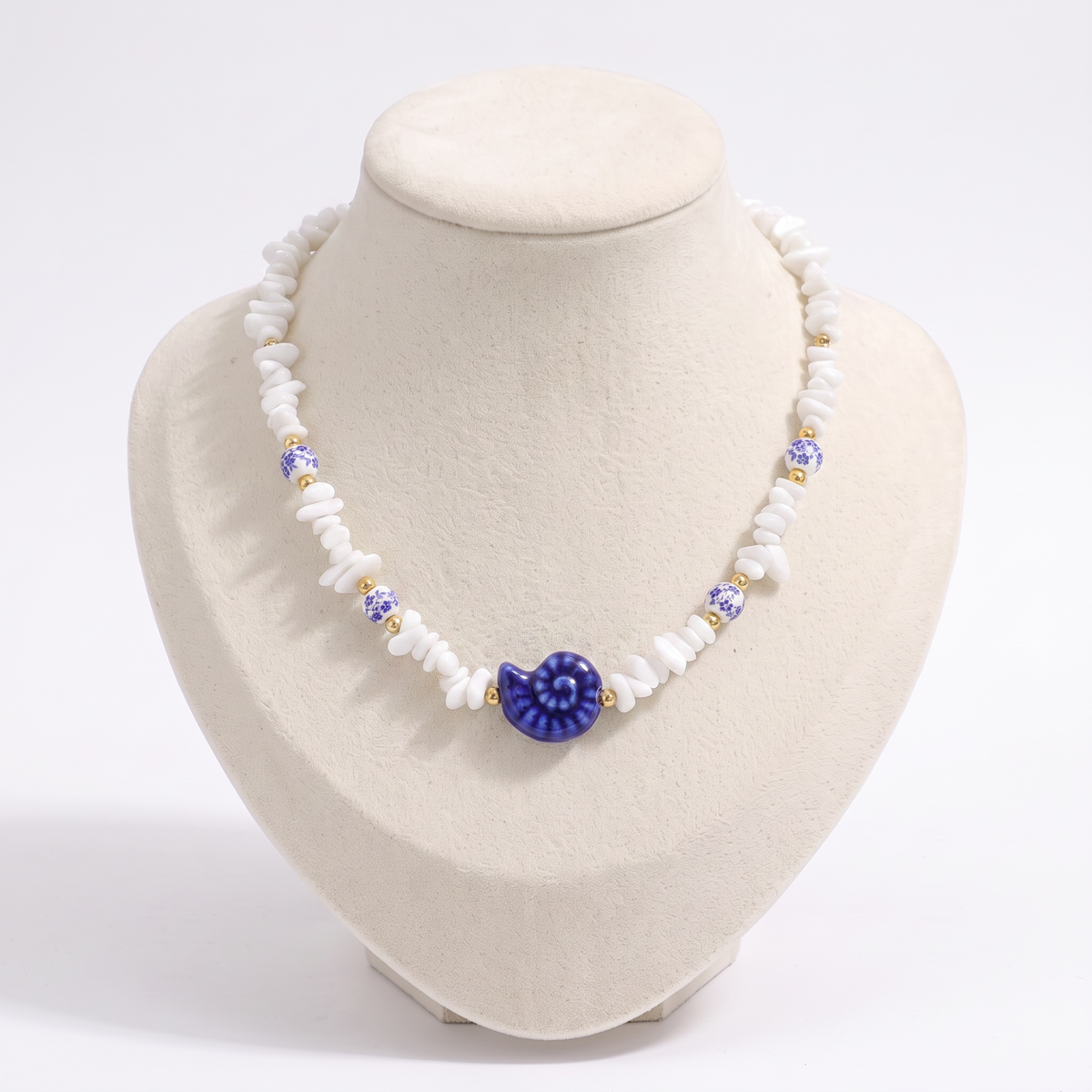 Collier coquillage esprit azulejos bleu en perles, vue de face