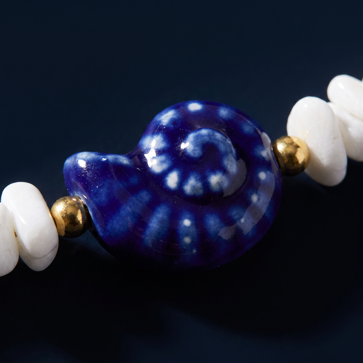 Collier coquillage esprit azulejos bleu en perles, motif en gros plan