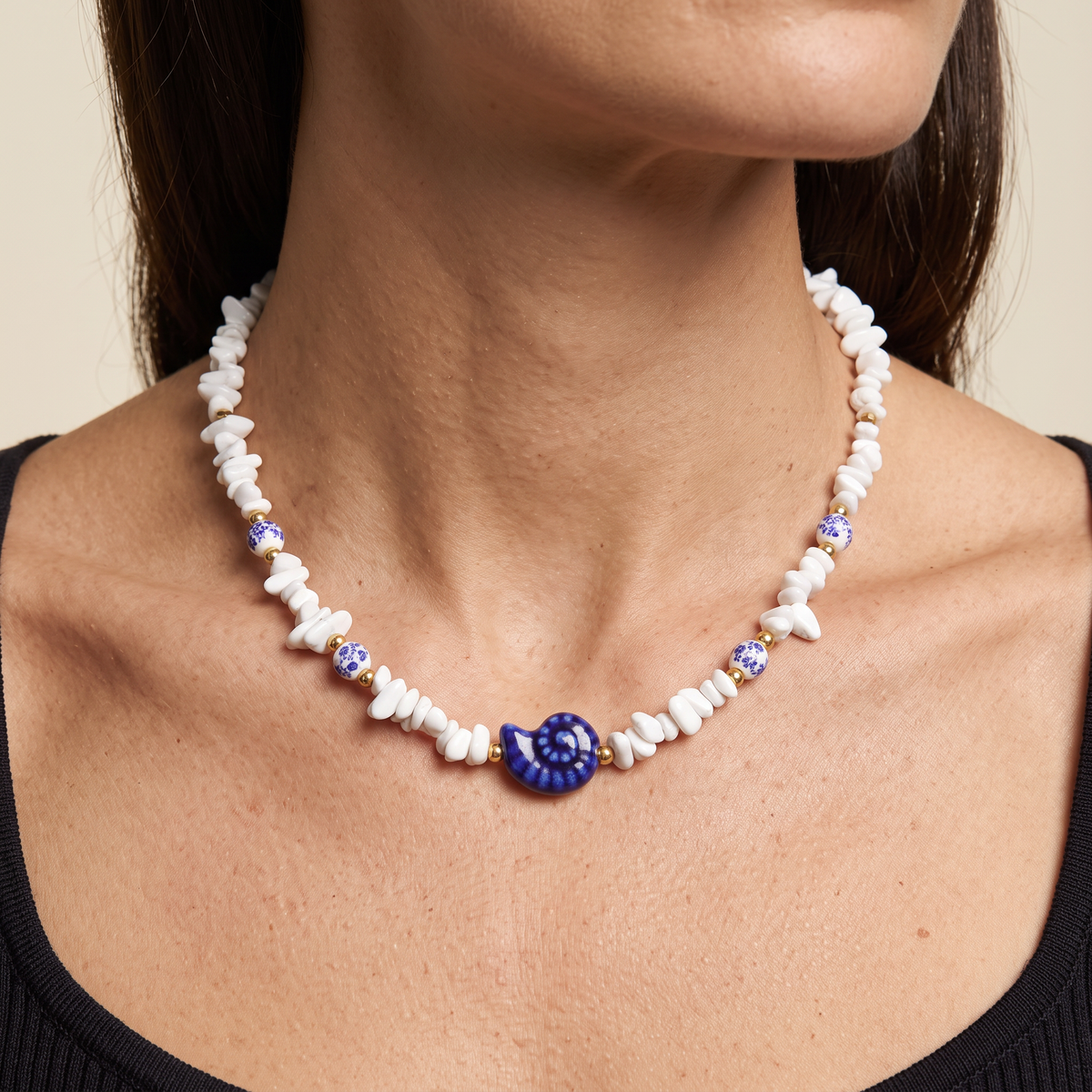 Collier coquillage esprit azulejos bleu en perles, porté