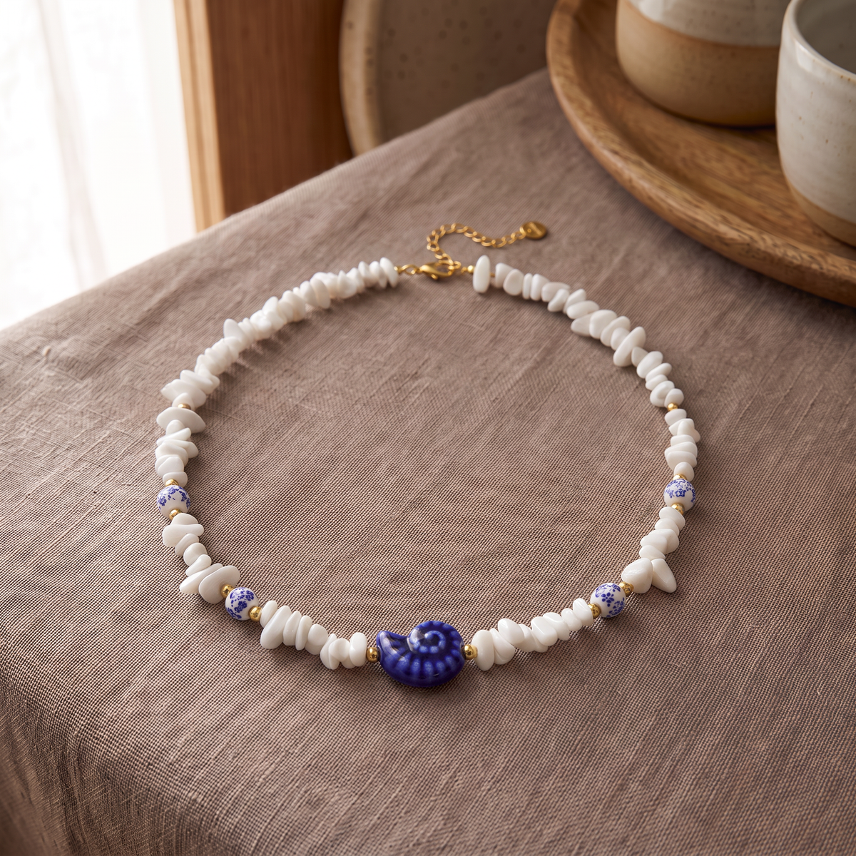 Collier coquillage esprit azulejos bleu en perles, porté en tenue