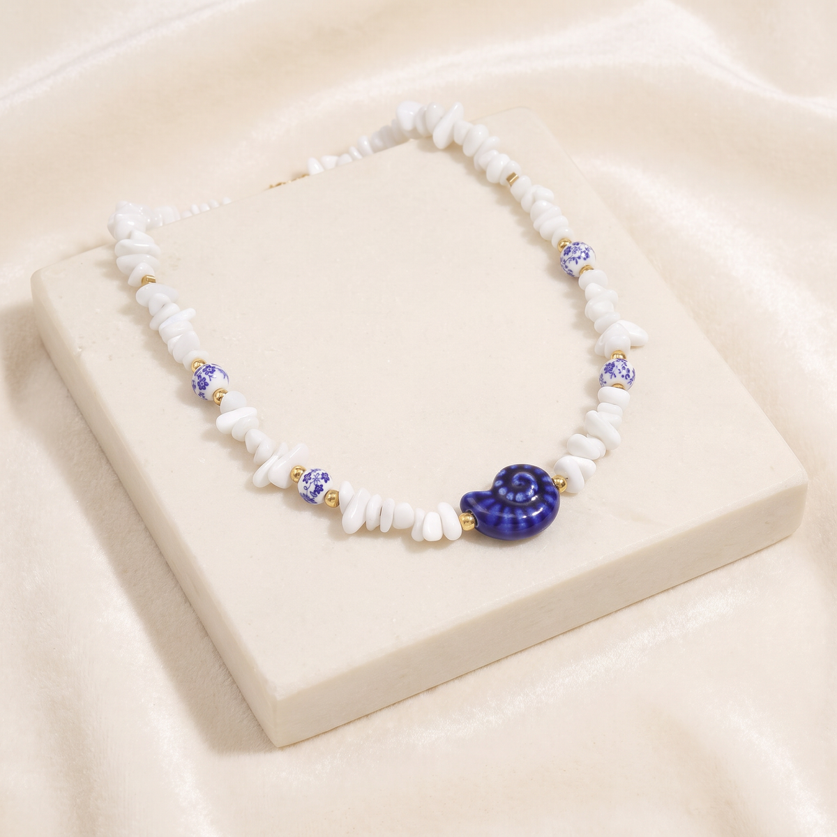 Collier coquillage esprit azulejos bleu en perles — Blanc