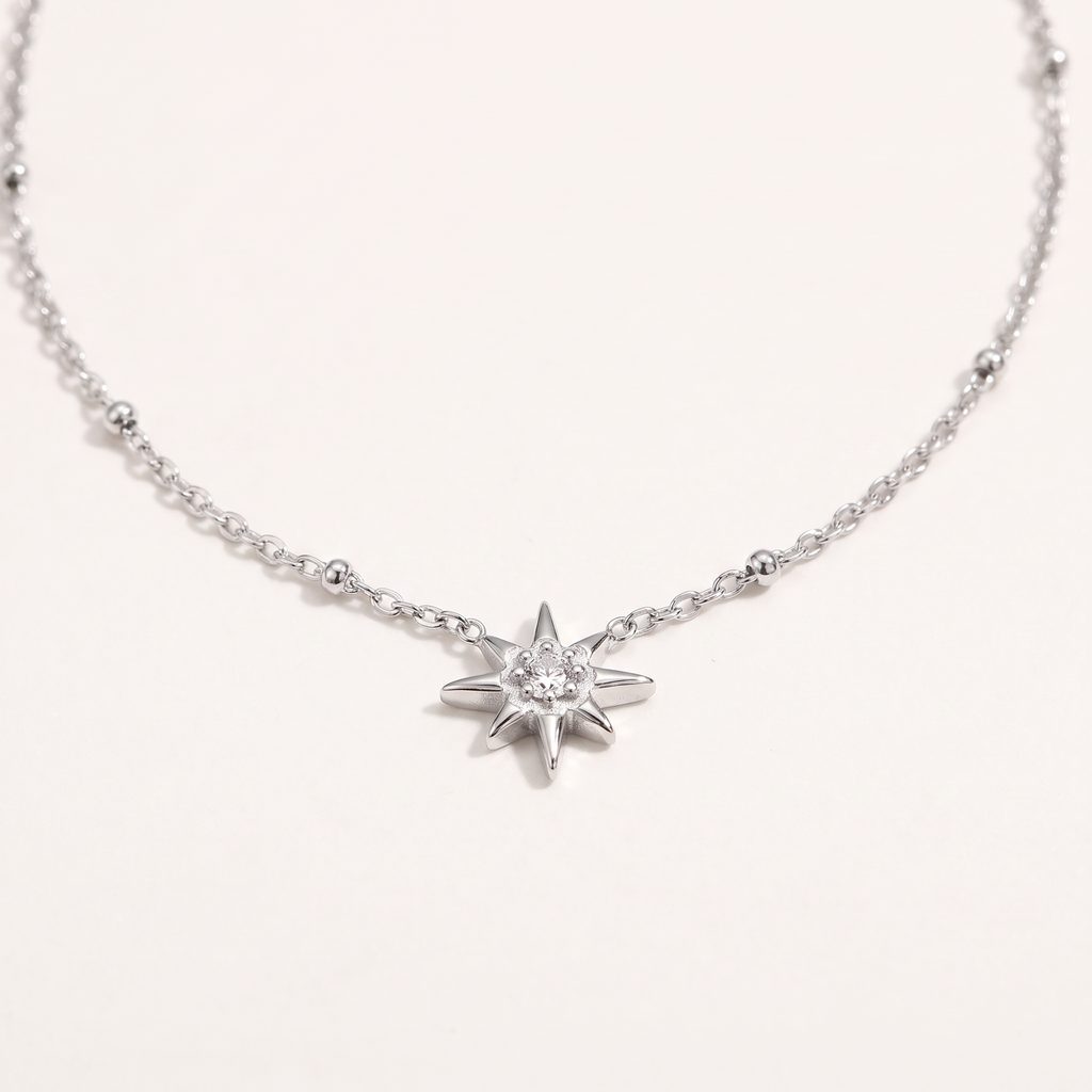 Collier ras de cou étoile à strass, détail du motif, argenté